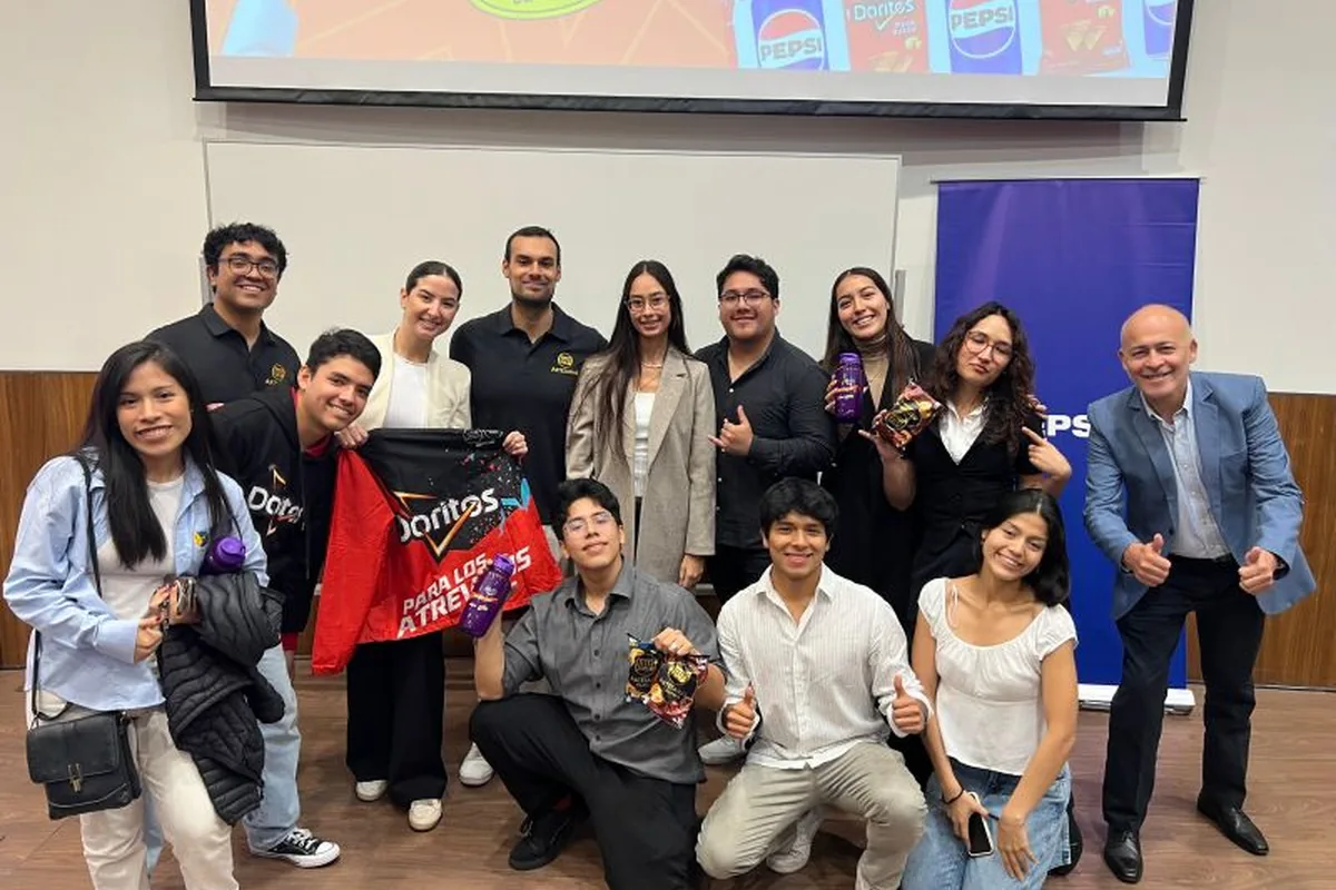 Rodrigo con el equipo del Marketing Leadership Summit en un evento con PepsiCo